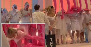 Influencer's âdangerousâ gender reveal puts pregnant woman at risk